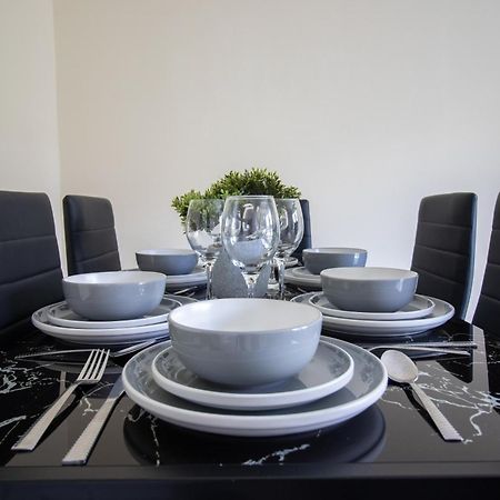 Newly Launched Two Bedroom House By Den Accommodation Short Lets & Serviced Accommodation With Garden Londra Dış mekan fotoğraf