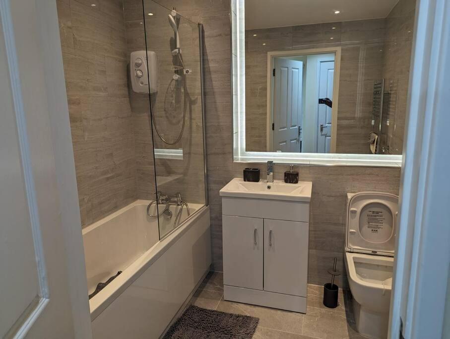Newly Launched Two Bedroom House By Den Accommodation Short Lets & Serviced Accommodation With Garden Londra Dış mekan fotoğraf