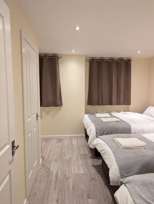 Newly Launched Two Bedroom House By Den Accommodation Short Lets & Serviced Accommodation With Garden Londra Dış mekan fotoğraf