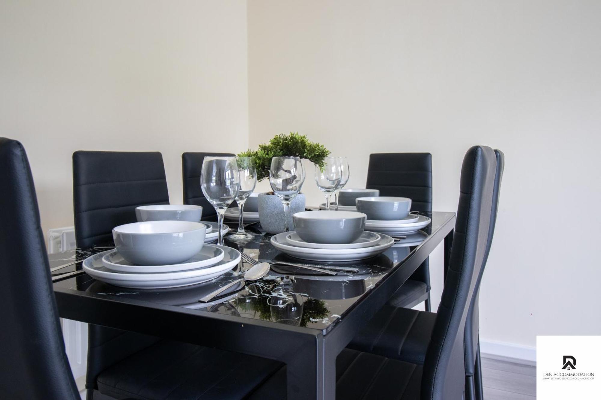 Newly Launched Two Bedroom House By Den Accommodation Short Lets & Serviced Accommodation With Garden Londra Dış mekan fotoğraf