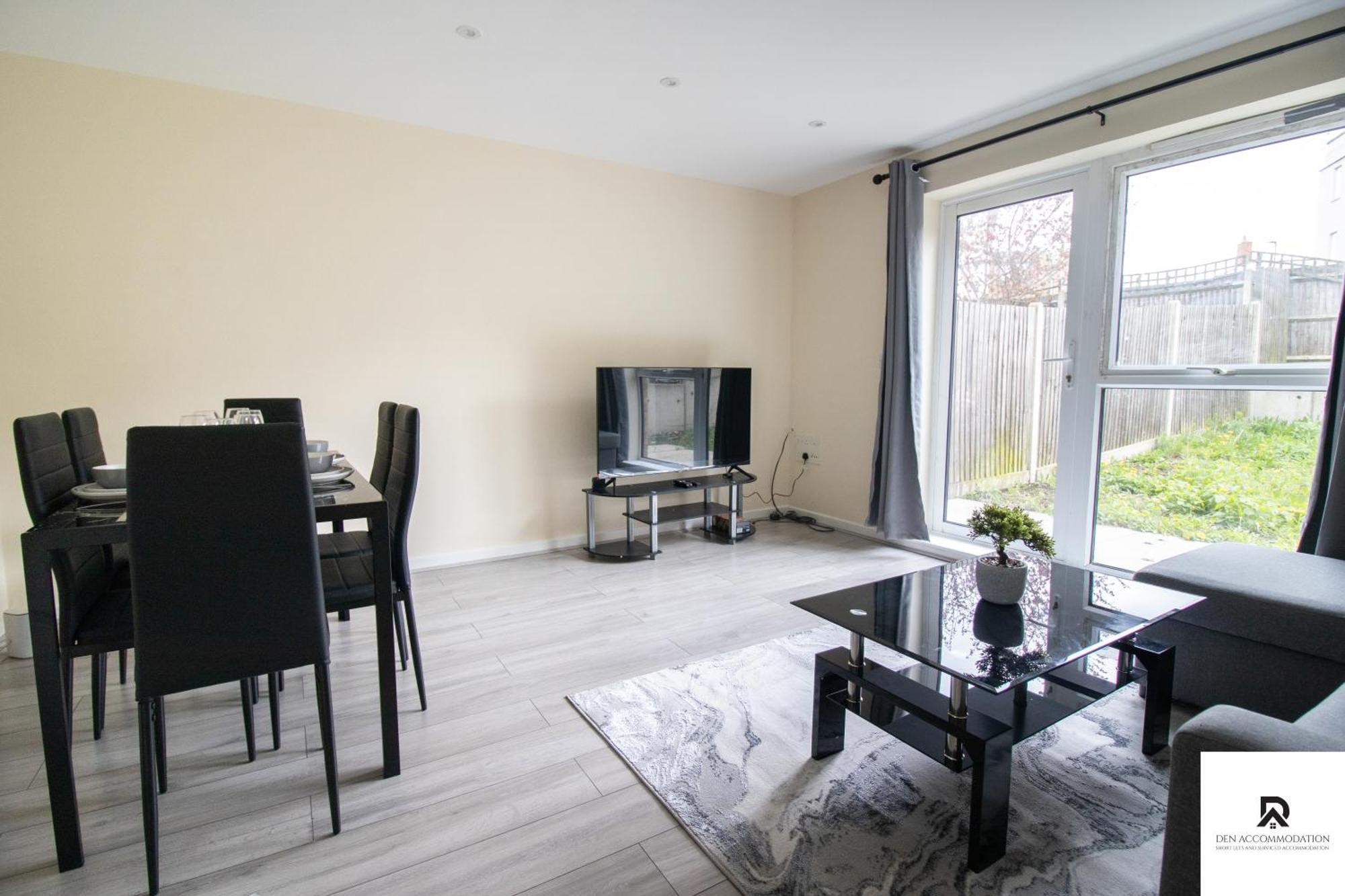 Newly Launched Two Bedroom House By Den Accommodation Short Lets & Serviced Accommodation With Garden Londra Dış mekan fotoğraf