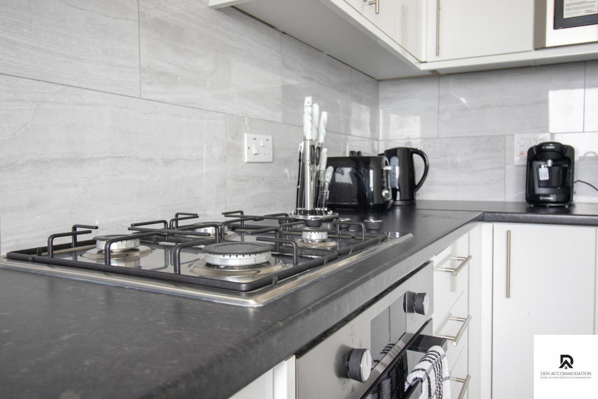 Newly Launched Two Bedroom House By Den Accommodation Short Lets & Serviced Accommodation With Garden Londra Dış mekan fotoğraf