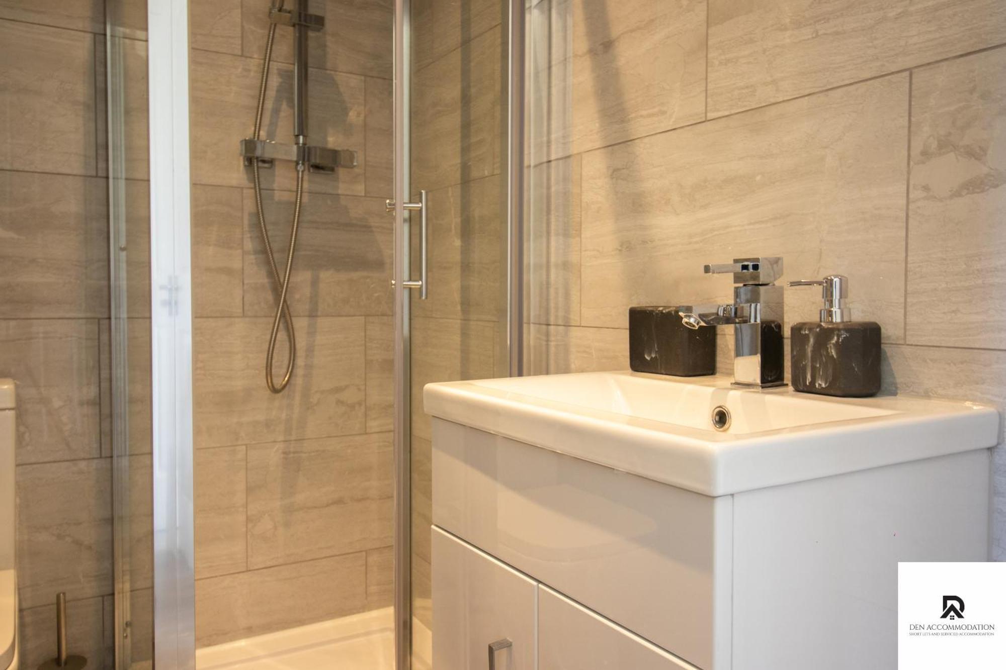 Newly Launched Two Bedroom House By Den Accommodation Short Lets & Serviced Accommodation With Garden Londra Dış mekan fotoğraf