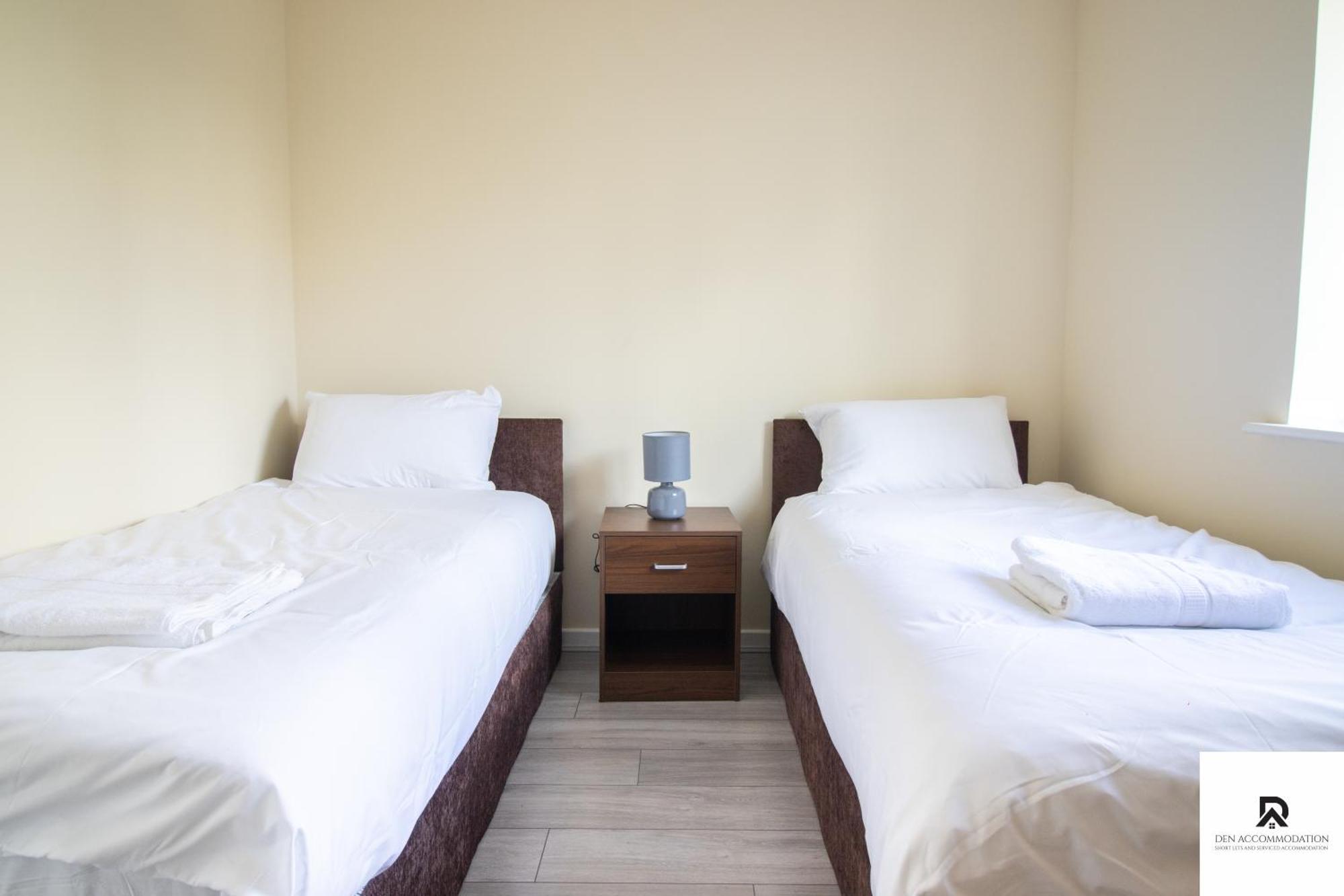 Newly Launched Two Bedroom House By Den Accommodation Short Lets & Serviced Accommodation With Garden Londra Dış mekan fotoğraf