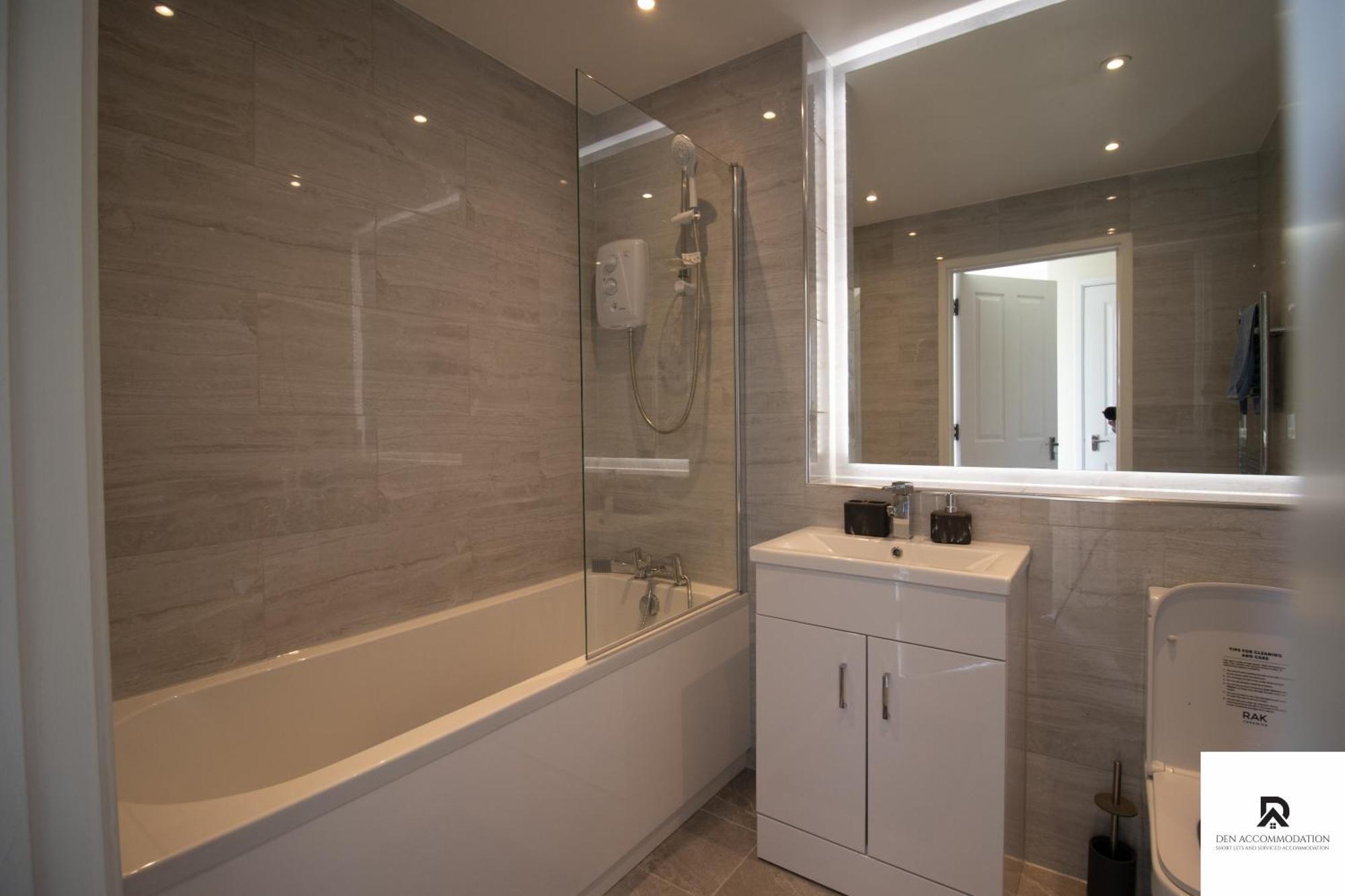 Newly Launched Two Bedroom House By Den Accommodation Short Lets & Serviced Accommodation With Garden Londra Dış mekan fotoğraf