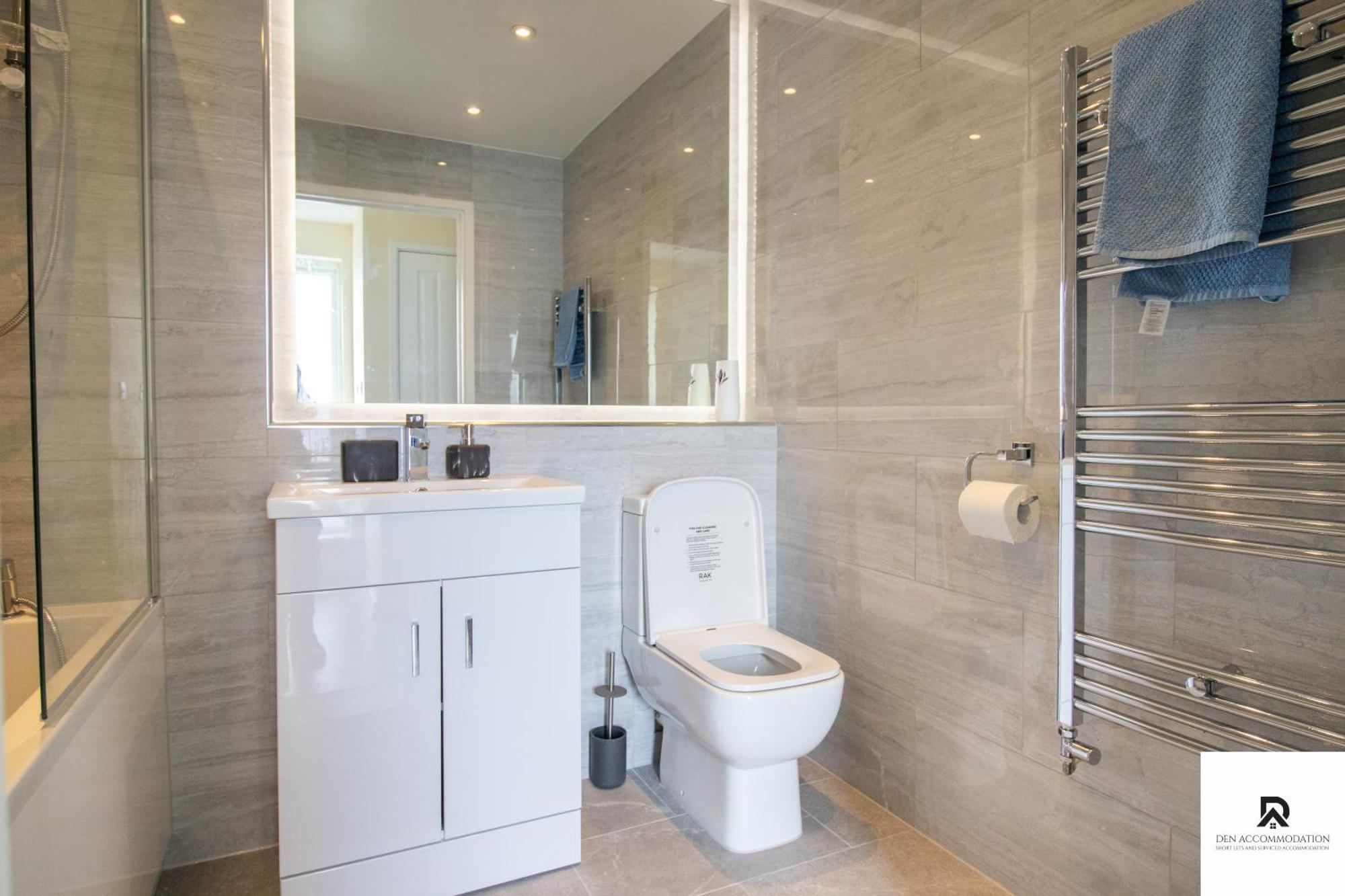 Newly Launched Two Bedroom House By Den Accommodation Short Lets & Serviced Accommodation With Garden Londra Dış mekan fotoğraf