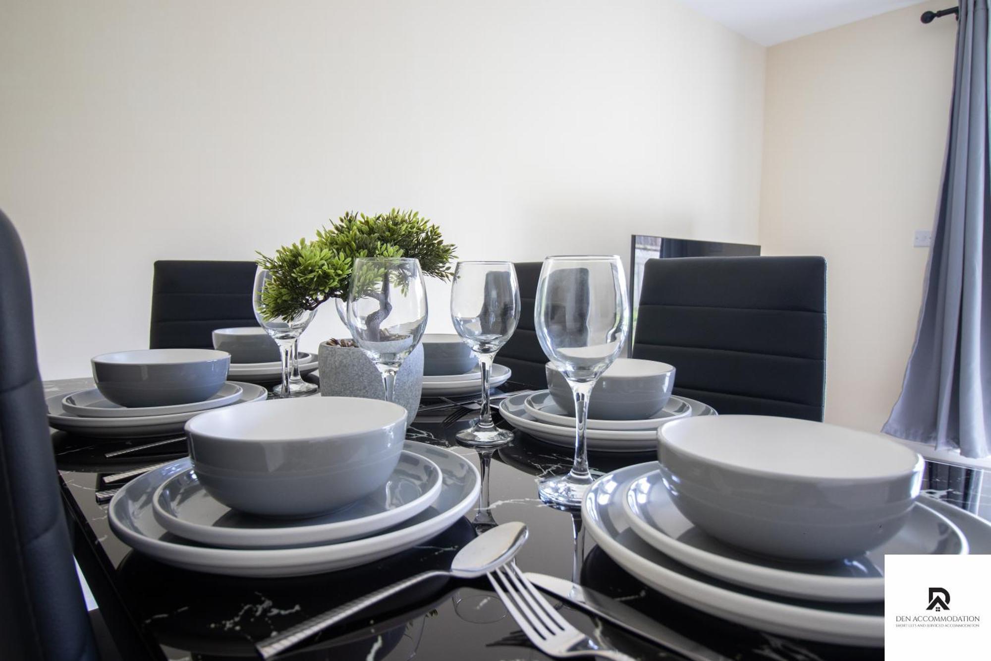 Newly Launched Two Bedroom House By Den Accommodation Short Lets & Serviced Accommodation With Garden Londra Dış mekan fotoğraf